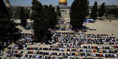 Порядка 70 тысяч мусульман собрались в Иерусалиме на первую молитву в Рамадан — фото