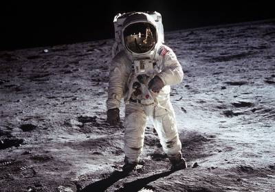 Компания Илона Маска SpaceX будет отправлять астронавтов на Луну