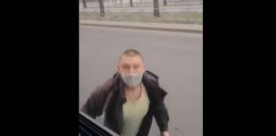 В Черкассах мужчина ударил кондуктора и вылез из троллейбуса через окно до приезда полиции, видео - ТЕЛЕГРАФ