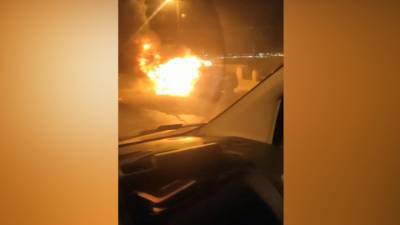 В центре Питера ночью на глазах водителей сгорела иномарка