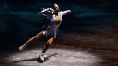 Фигуристка Сотникова показала танец с хоккейной клюшкой