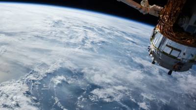 Российские космонавты возвращаются на Землю с МКС