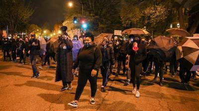 Протестующие в Вашингтоне запускают в полицейских фейерверки