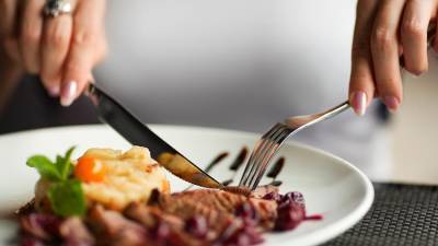 Диетолог указала на важность концентрации на еде во время приема пищи