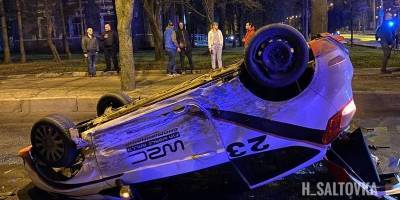 В Харькове на ХТЗ столкнулись три машины, одна перевернулась, пострадал водитель, фото, видео - ТЕЛЕГРАФ
