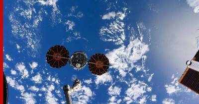"Союз МС-17" с тремя членами экипажа МКС спускается с околоземной орбиты