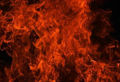Пожарные эвакуировали двух человек из горящего здания в Гатчине