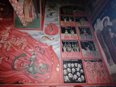 Храм в Тверской области украсили фресками с чертями и смартфонами
