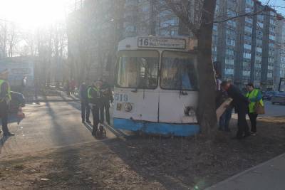 Три человека пострадали после столкновения Лады Гранты и троллейбуса в Екатеринбурге