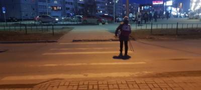 На пешеходных переходах Петрозаводска вместо дорогостоящих катафот остались только "гвозди" (ФОТОФАКТ)