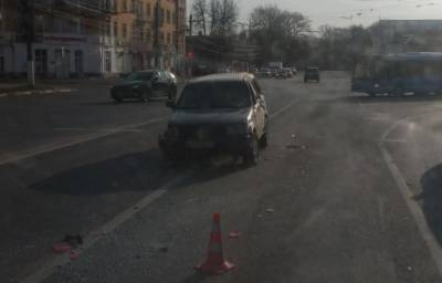 В Твери на проспекте Калинина при столкновении трех автомобилей один опрокинулся на бок