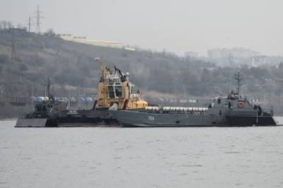 Корабли отряда Каспийской флотилии прошли под Крымским мостом