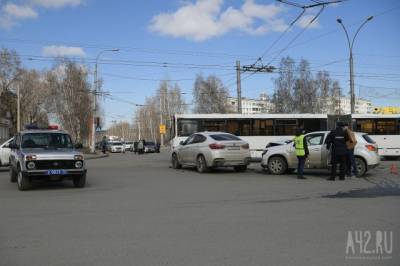 На оживлённом перекрёстке в Кемерове столкнулись два автомобиля