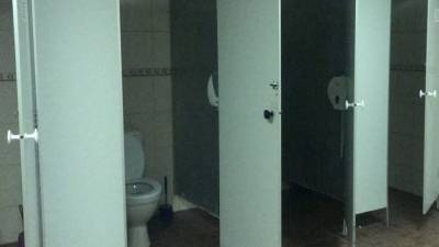 Врача-вуайериста уволили за просмотр "шпионских" записей из туалета