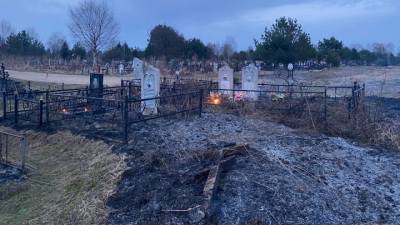 Огонь повредил кладбище в Тверской области