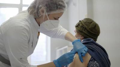 Названы факторы, которые снижают количество антител после вакцинации