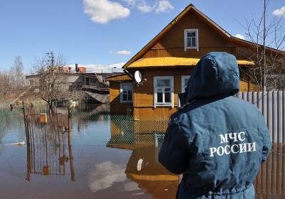 Сотрудники МЧС пилят лёд, чтобы спасти посёлки под Иркутском от затопления