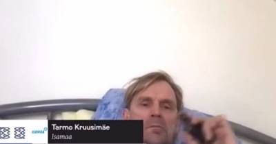 Лежал в постели, курил и слушал музыку: эстонский депутат попал в ловушку во время онлайн-заседание парламента