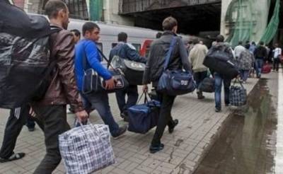 Россия угрожает депортировать более 150 тыс. украинцев, которые работают в РФ нелегально