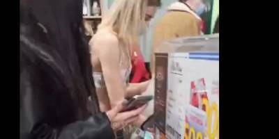 Почти голая девушка пришла в супермаркет Копейка на Грушевского в Одессе 14.04.2021 - Видео и реакция - ТЕЛЕГРАФ