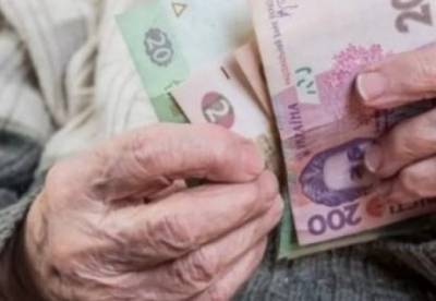 Украинцам до конца года еще трижды повысят пенсии