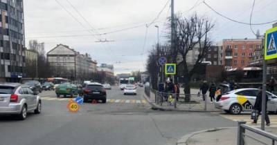 На Ленинском проспекте столкнулись две легковушки, есть пострадавшие (фото)