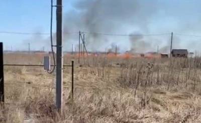 В Лаишевском районе Татарстана в поле загорелась трава: огонь подходит к жилым домам