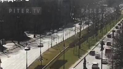 На Московском проспекте в результате ДТП иномарка перевернулась на припаркованный автомобиль: видео