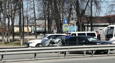 «Капот весь всмятку»: сразу четыре машины столкнулись в Ярославле.