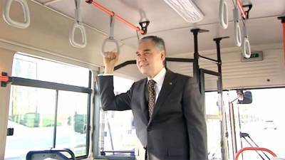 Бердымухамедов прокатился на городском автобусе и приказал провести в Ашхабаде субботник