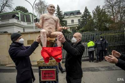 У посольства РФ в Чехии установили статую голого Путина