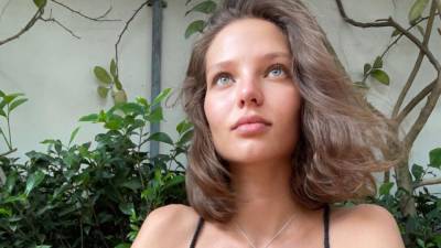 Кадры модели Алеси Кафельниковой с округлившимся животом попали в Сеть