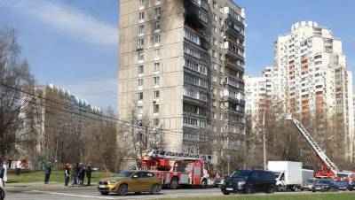 Сотрудники МЧС спасли шесть человек при пожаре в столичной квартире