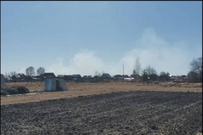 Пожар возник на сухой траве возле села Юськи в Удмуртии