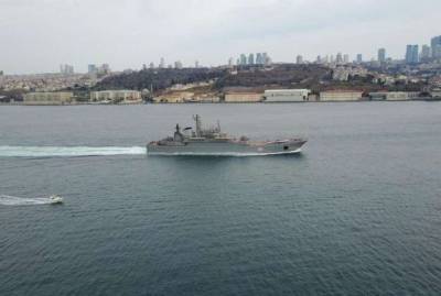 Два военных корабля России вошли в Черное море
