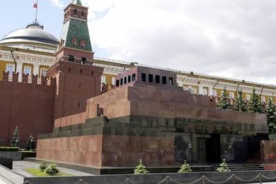 Во вновь открывшийся мавзолей Ленина выстроилась очередь