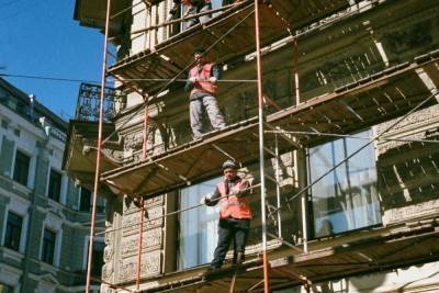 8 подрядчиков объявили недобросовестными после некачественного ремонта в псковских домах