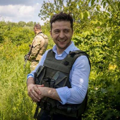 «Бегает по линии третьей обороны в бронелифчике»: Украинец раскритиковал визит Зеленского на Донбасс