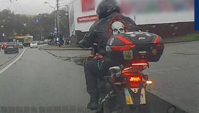 В Киеве оштрафовали мотоциклиста, который скрыл номерной знак женским бельем