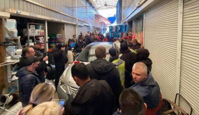 В Харькове на рынке "Барабашово" автомобиль влетел в торговые ряды: есть пострадавшие