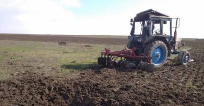 В Донецкой области во время полевых работ подорвался трактор