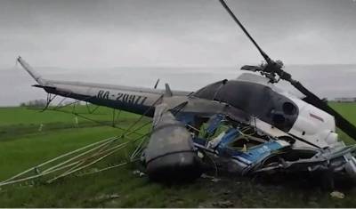 Вертолет разбился под Краснодаром, выполняя сельхозработы в поле
