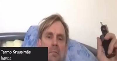 Эстонский депутат оконфузился из-за Zoom, куря в кровати на заседании парламента (видео)