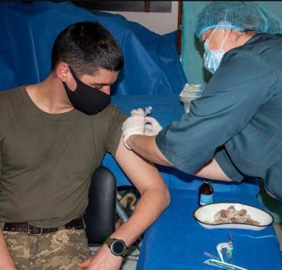 «Вакцину от COVID-19 в зоне ОСС каждый день получают около 100 бойцов», — Министерство обороны