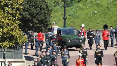 Елизавета II - принц Филипп - Герцог Эдинбургский Филипп отправился в последний путь на Land Rover - mir24.tv