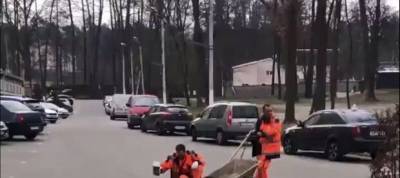 Курьез: Под Киевом работники автодора укладывают свежий асфальт кирпичом