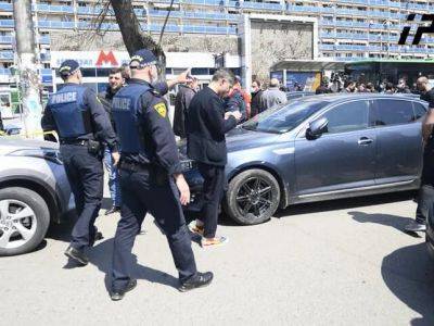 В Тбилиси вооруженный человек отпустил заложников из отделения банка и сдался полиции