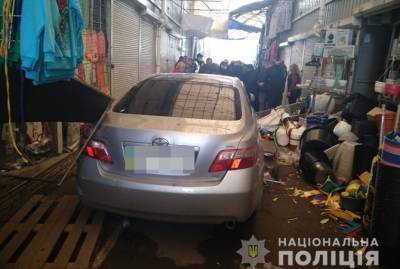 В Харькове легковушка протаранила торговые ряды, пострадали два человека