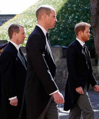Разделительная полоса: первые фото принца Уильяма и Гарри на похоронах дедушки
