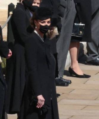 Кейт Миддлтон в черном платье-пальто и в жемчужном колье на похоронах принца Филиппа